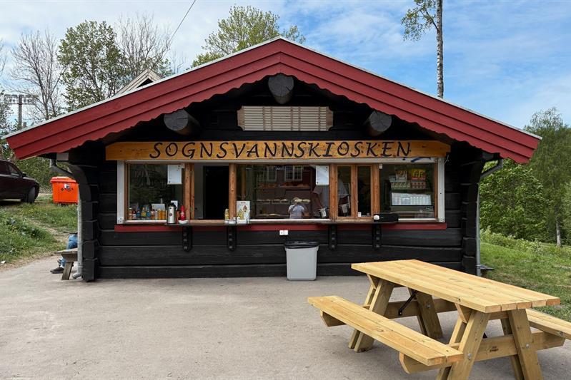 Sognsvannskiosken med benk utenfor