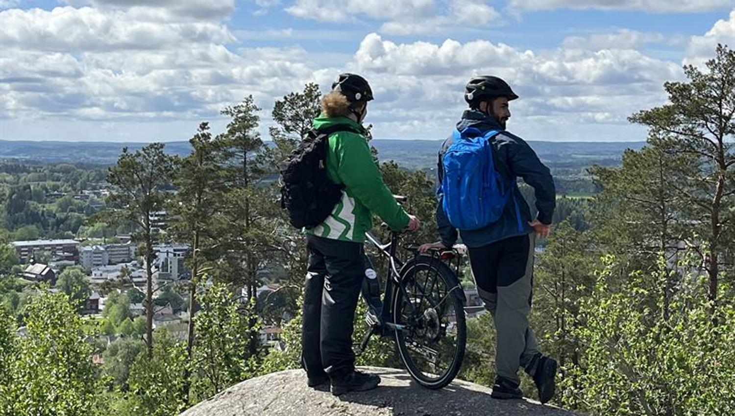 To menn står og ser på utsikten