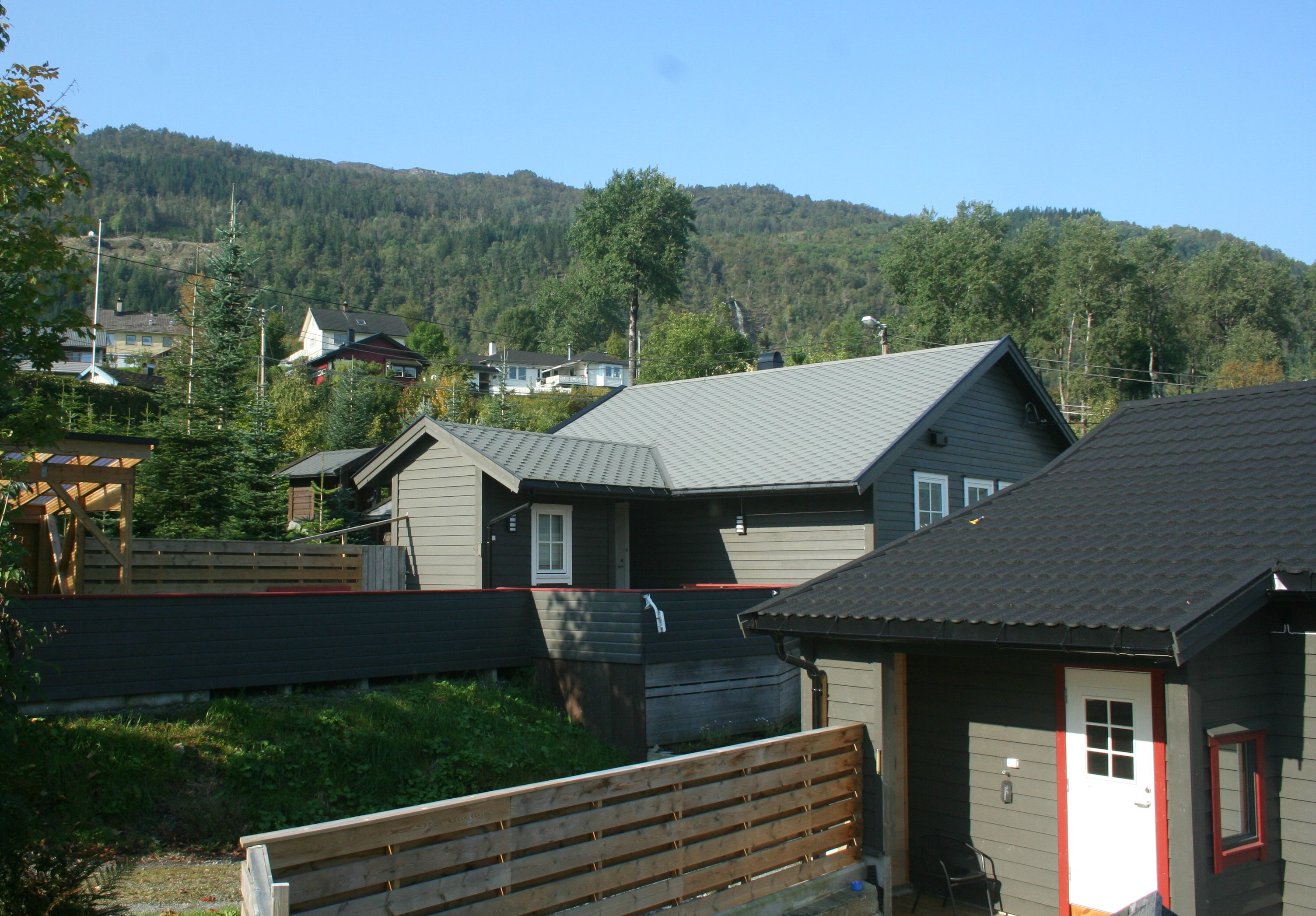 Cabin area with modern rental cabins and mountain views at Vågen Rom og Hytteutleige.