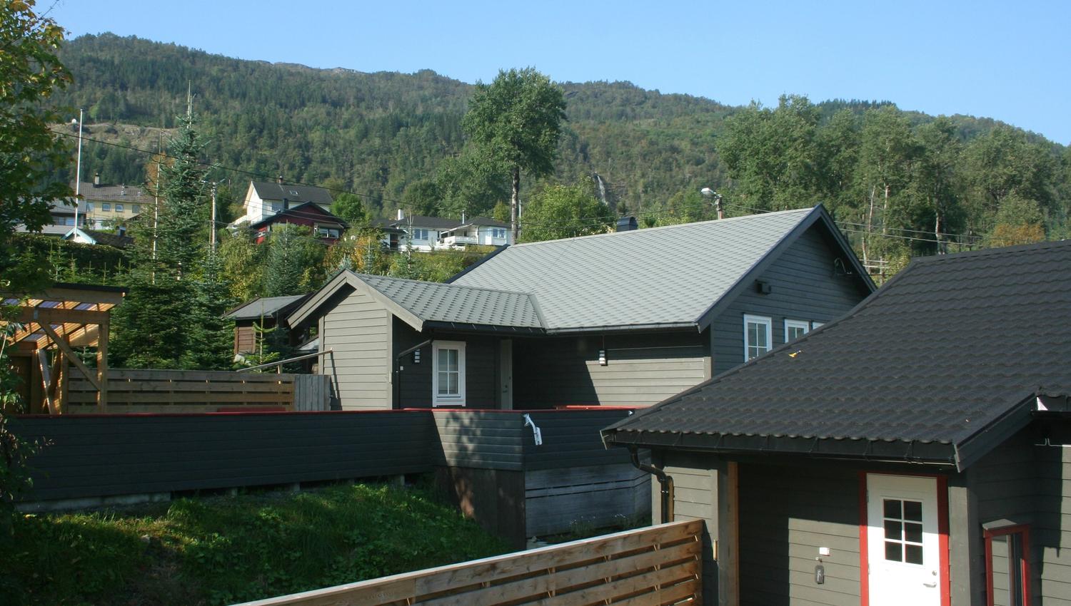 Cabin area with modern rental cabins and mountain views at Vågen Rom og Hytteutleige.