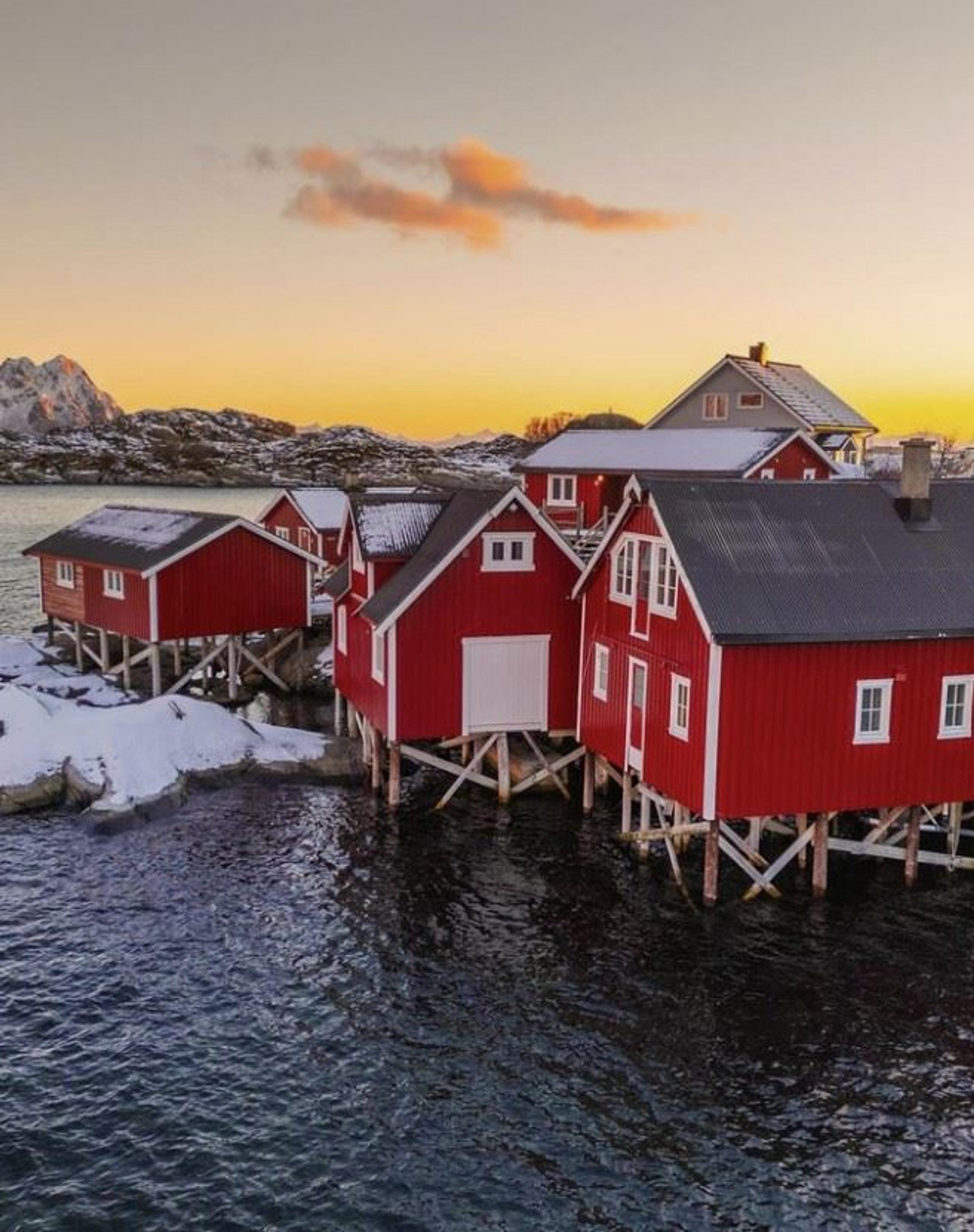 Hunt for the Northern Lights North of the Arctic Circle - Group Tour