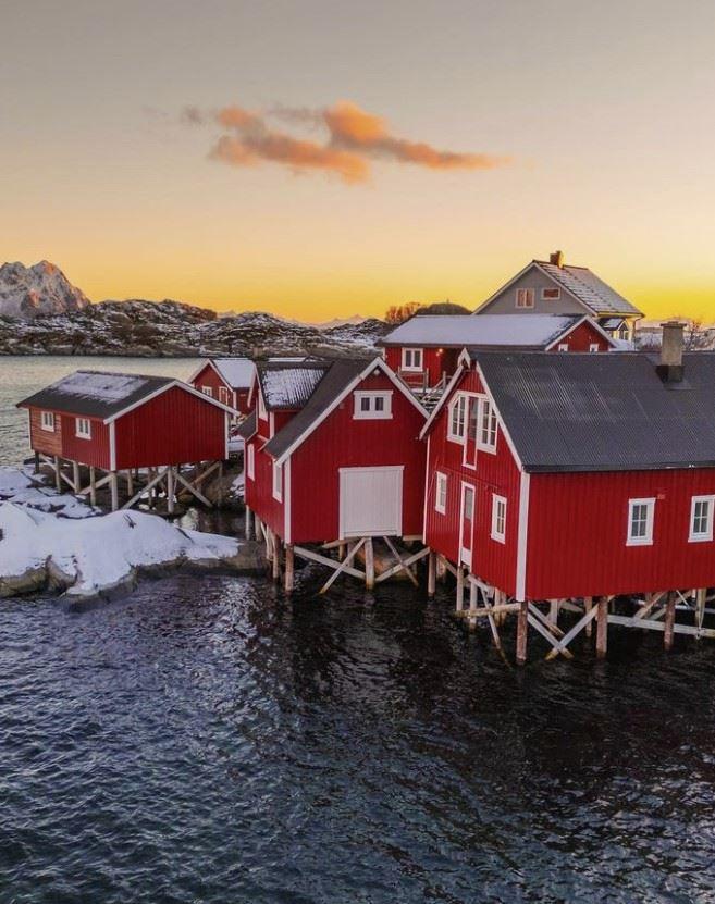 Hunt for the Northern Lights North of the Arctic Circle - Group Tour