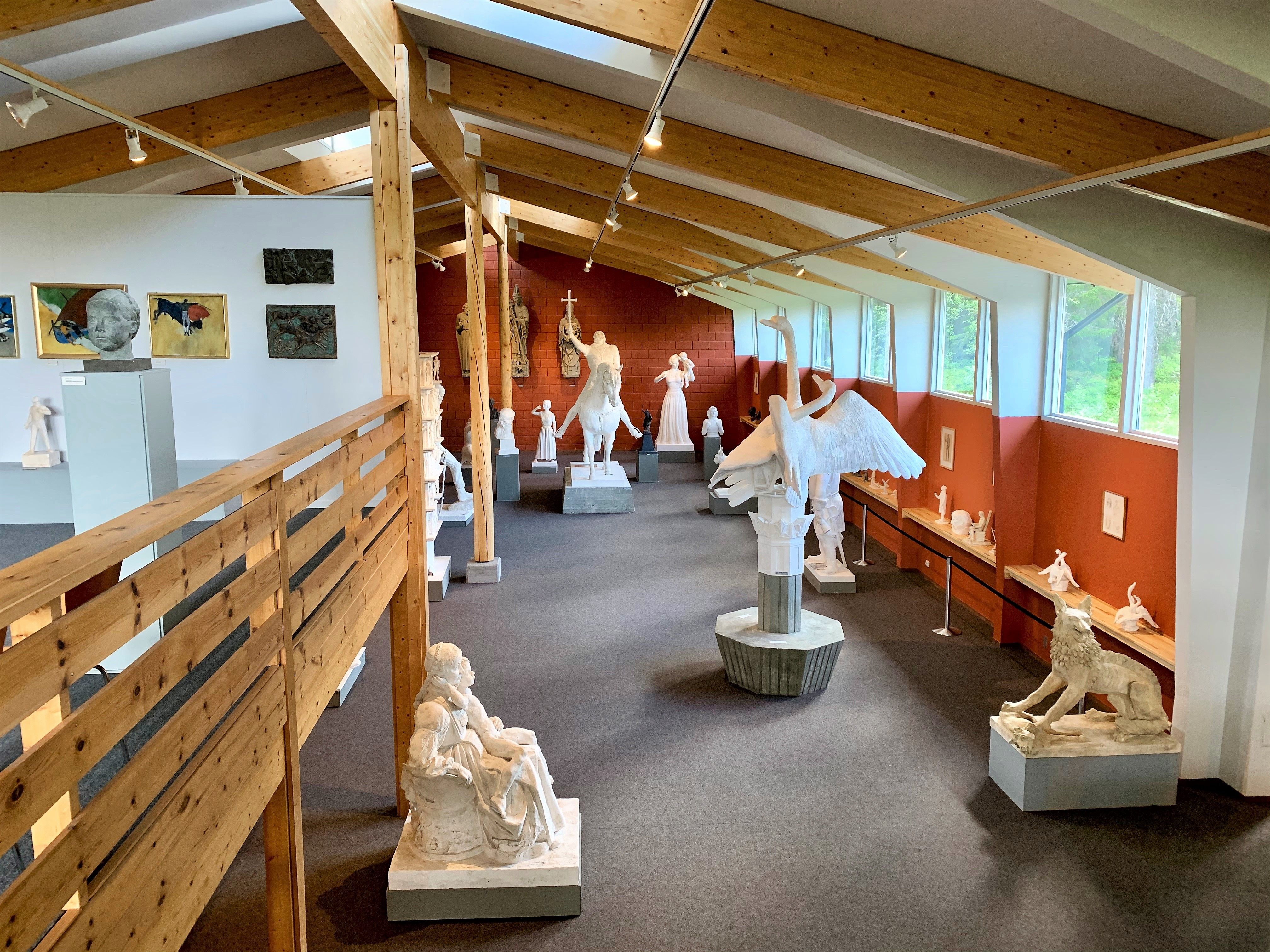 Skulpturar i Dyre Vaa-samlingane i Rauland, Vest-Telemark Museum.