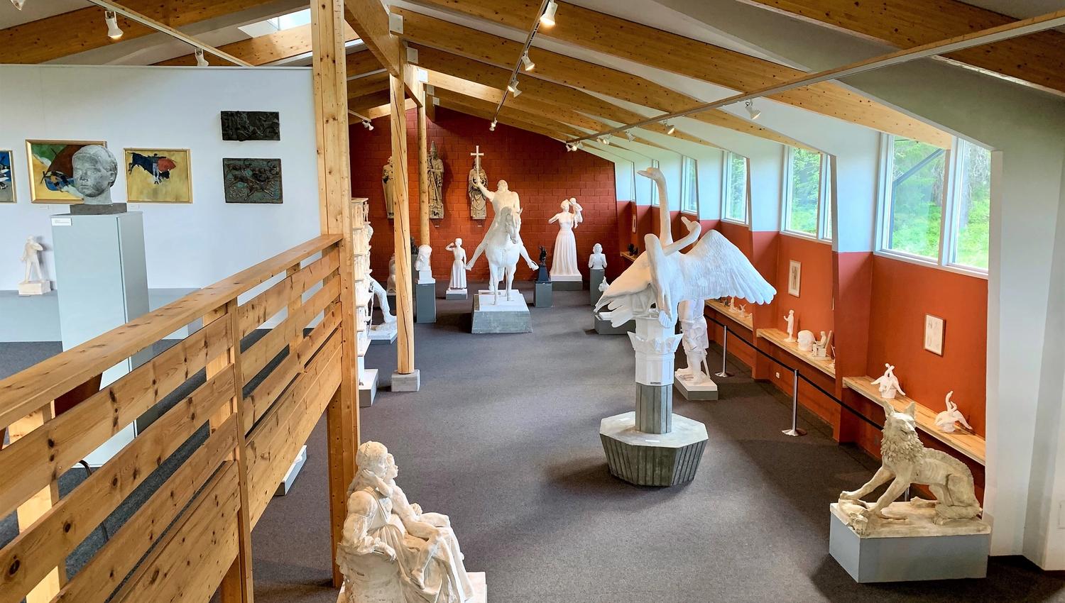 Skulpturar i Dyre Vaa-samlingane i Rauland, Vest-Telemark Museum.