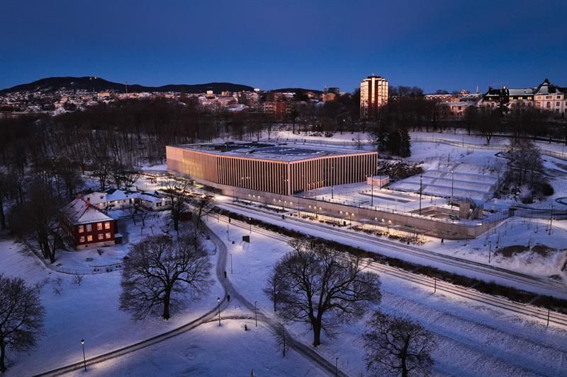 Tøyenbadet om vinteren, sett fra luften