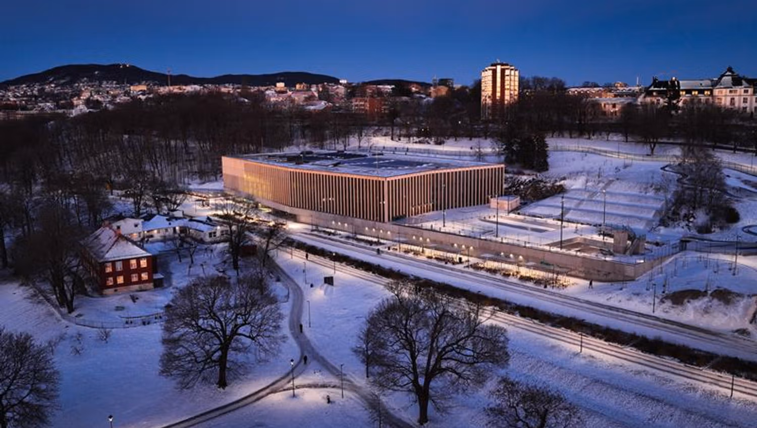 Tøyenbadet om vinteren, sett fra luften