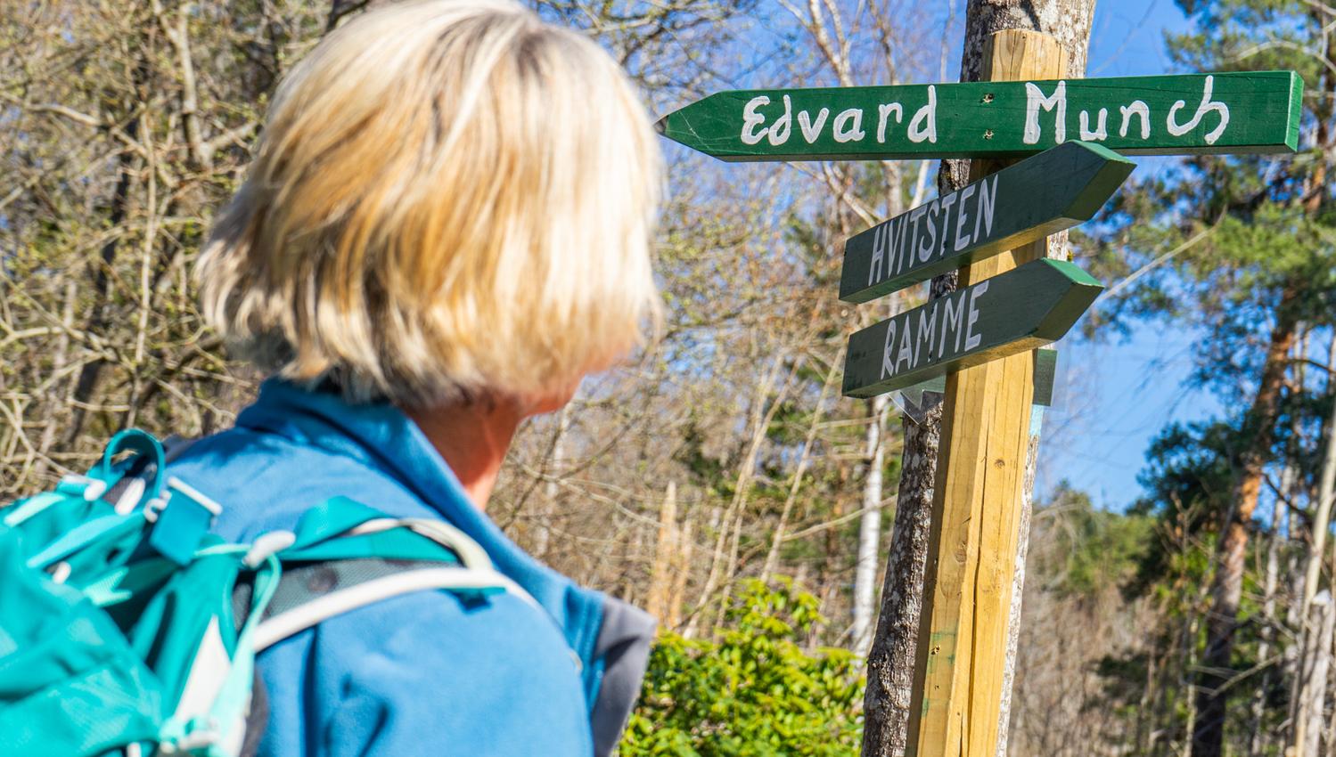 Turgåer ser på skiltet til Edvard Munchs sommerhus.
