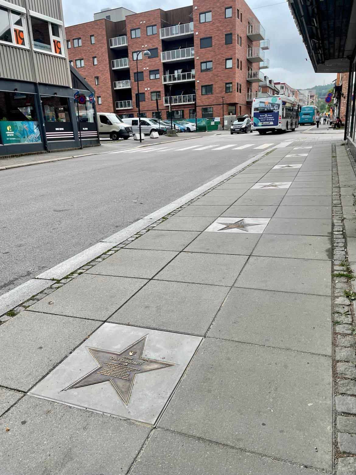 Fortau med walk of fame stjernene til gründerne fra Sandefjord.