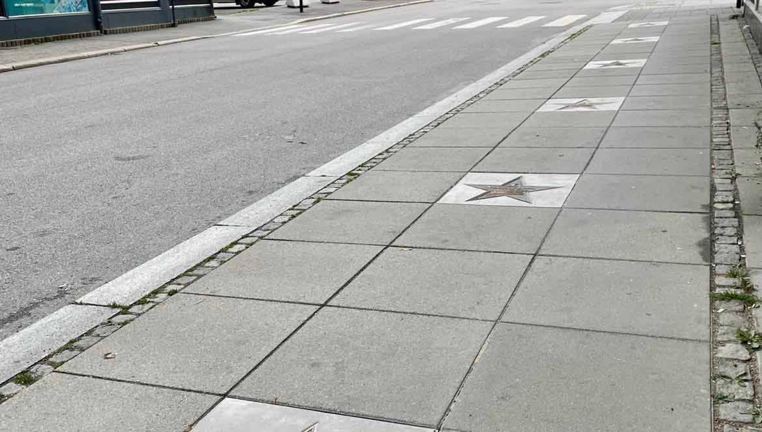 Fortau med walk of fame stjernene til gründerne fra Sandefjord.