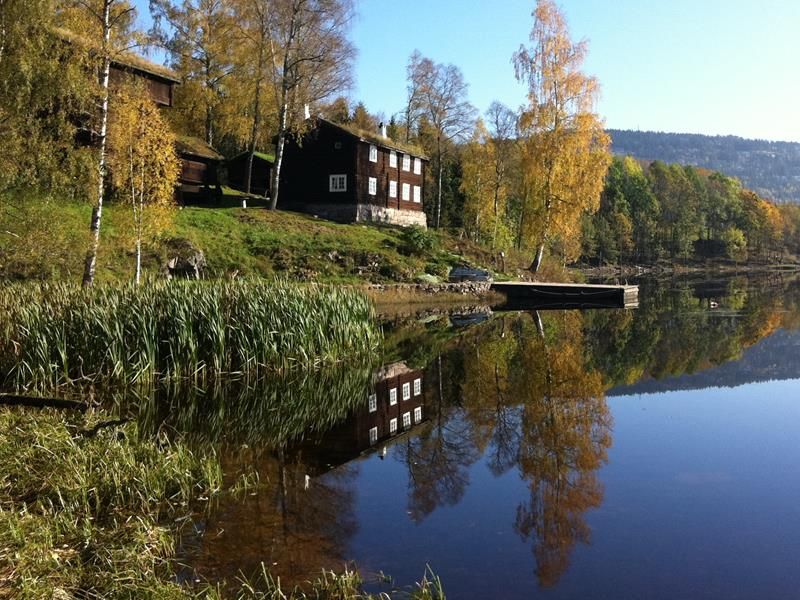 Bogstadvannet med et par hus og en brygge ved siden av.