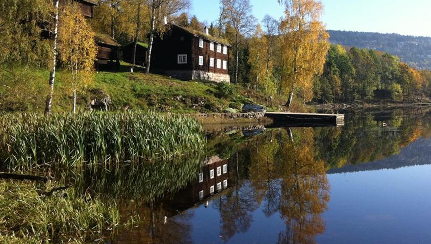 Bogstadvannet med et par hus og en brygge ved siden av.