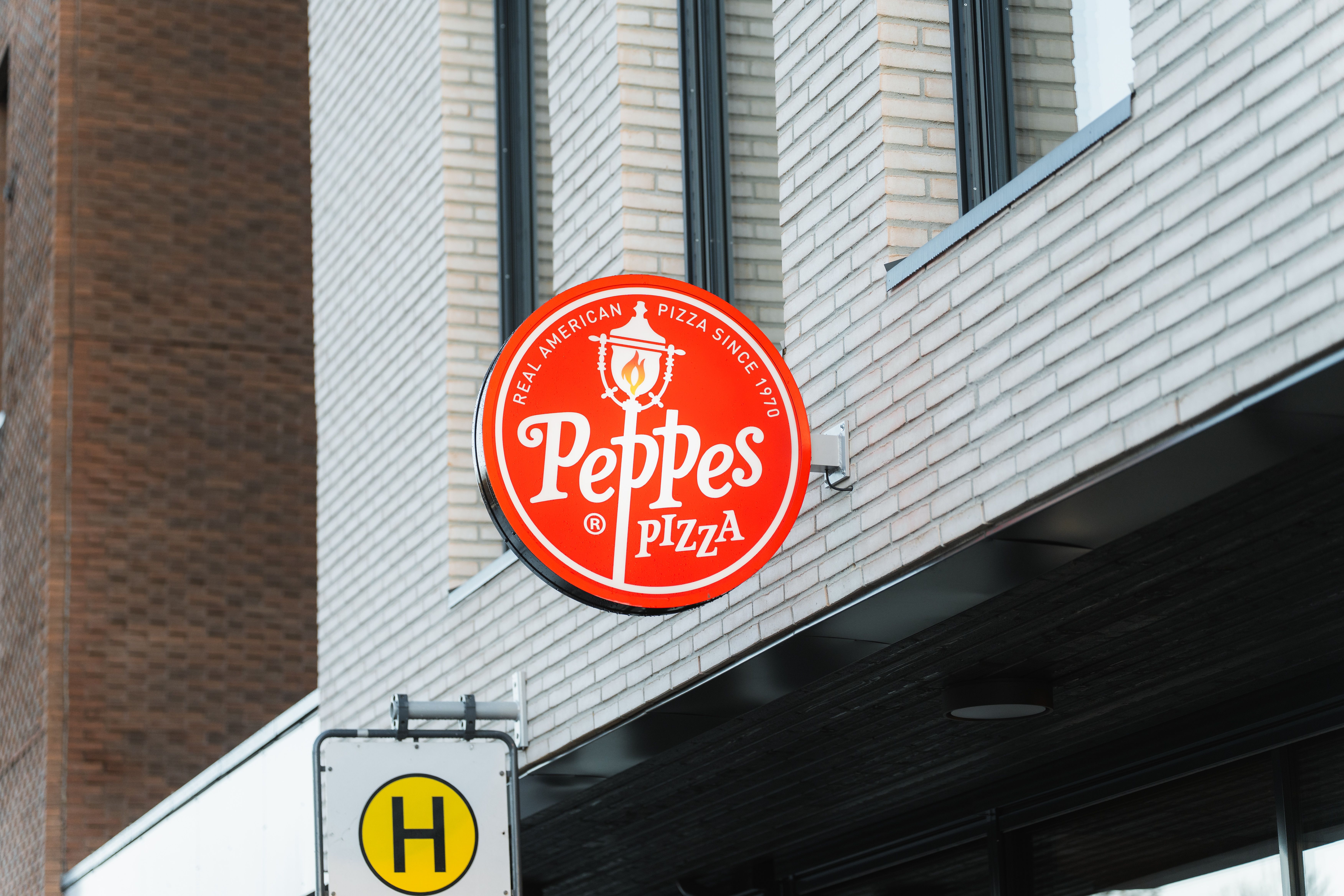 Peppes Pizza på Gjøvik. Skilt utendørs