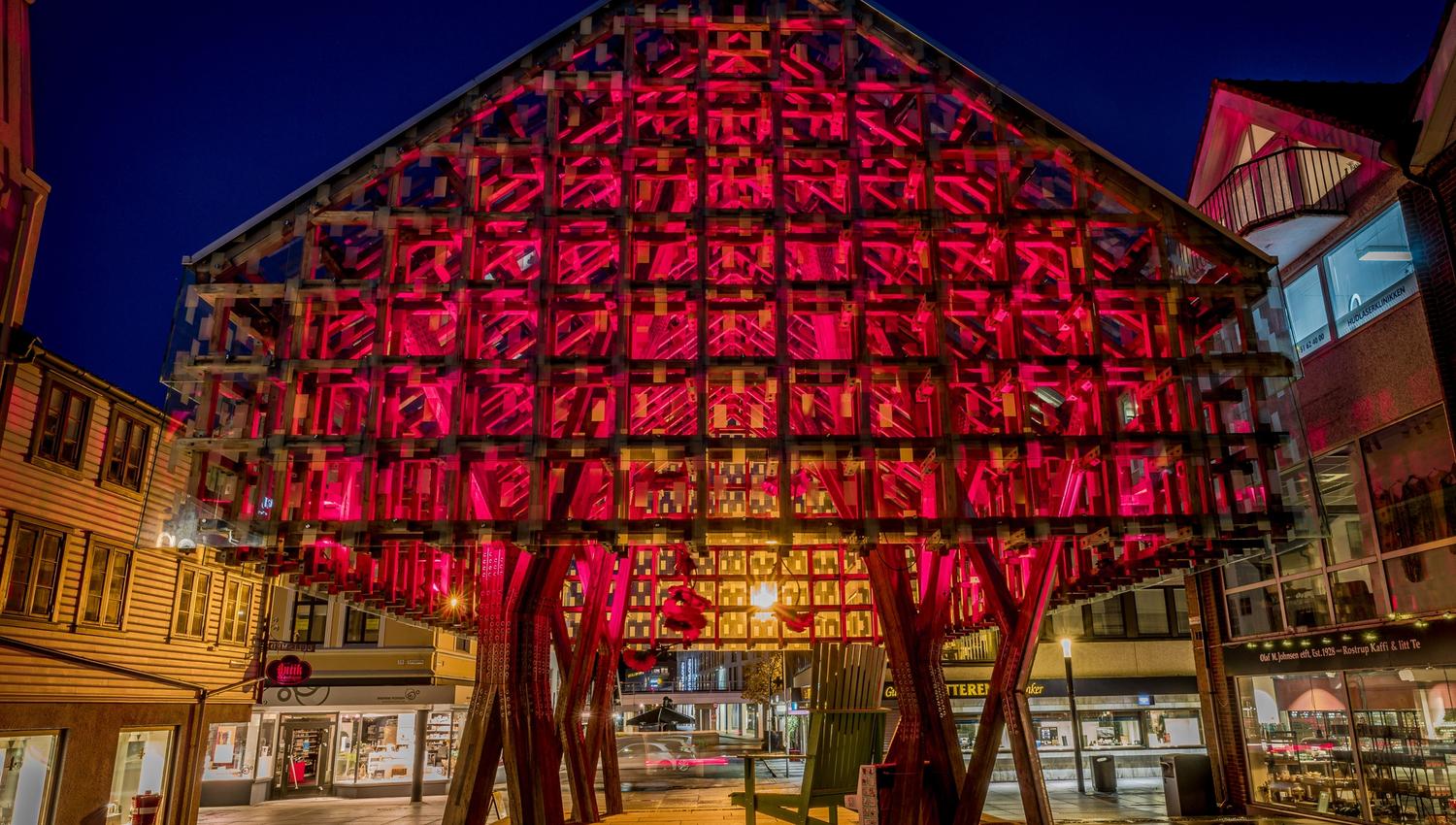 The construction Lanternen lit at night