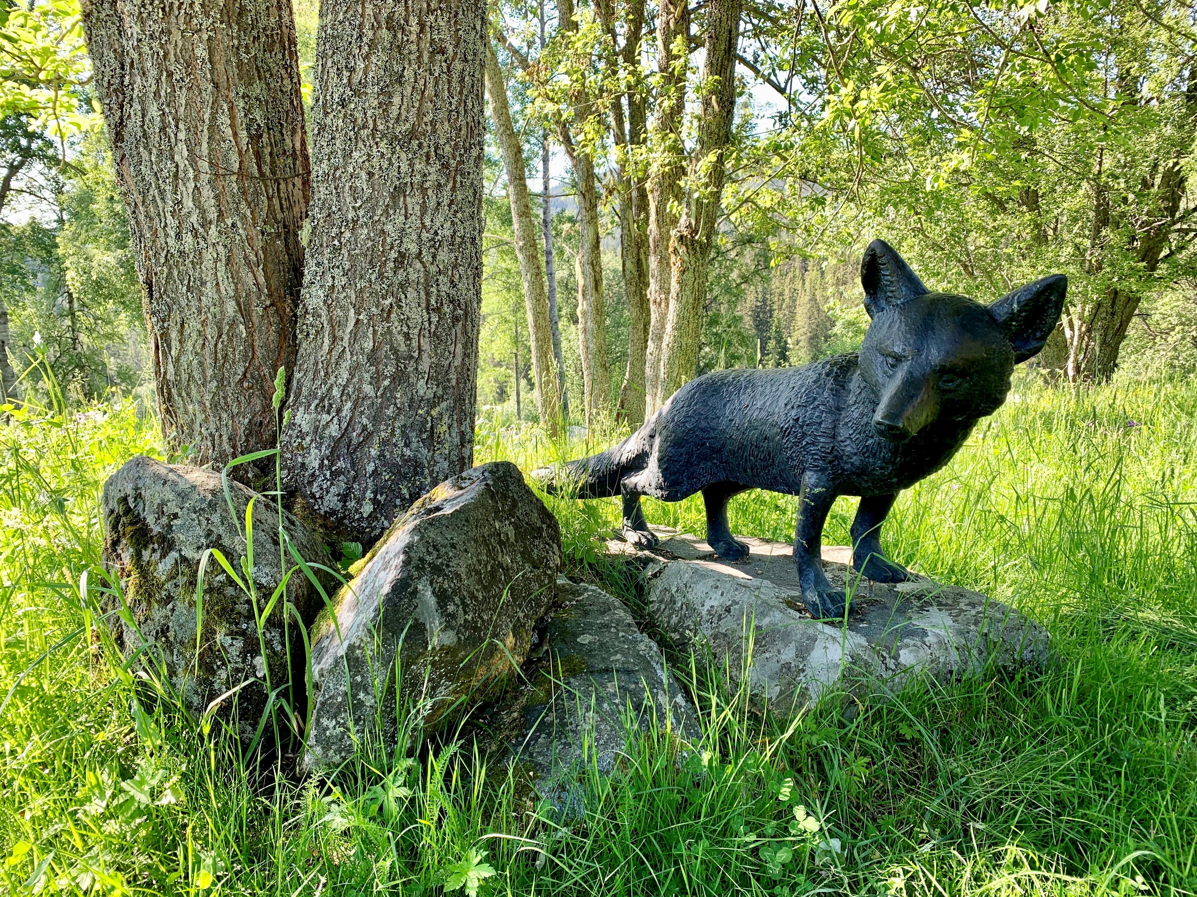 Reveskulptur ved tre, på Grimdalstunet, Vest-Telemark museum, Anne Grimdalen.