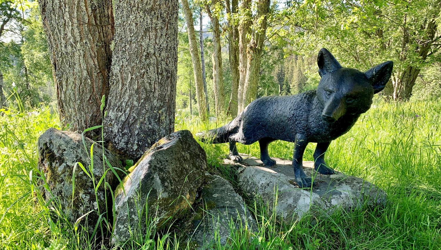 Reveskulptur ved tre, på Grimdalstunet, Vest-Telemark museum, Anne Grimdalen.