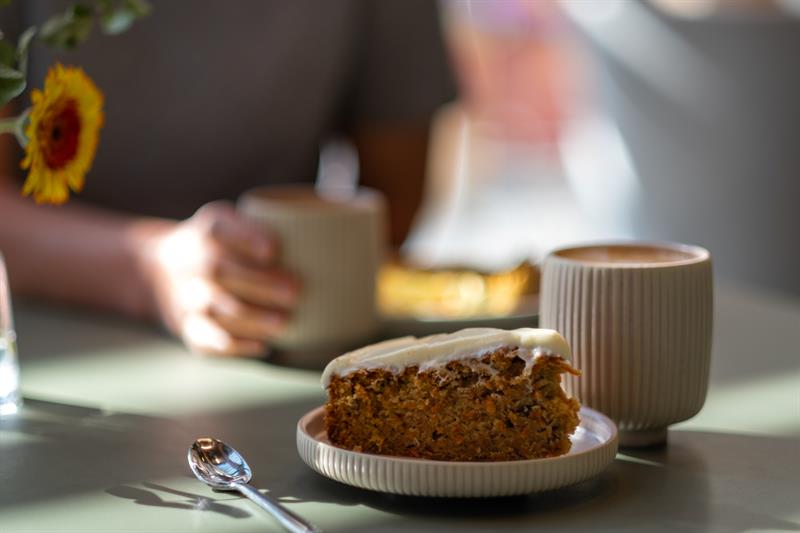 Detalj av kakestykke og kaffekopp