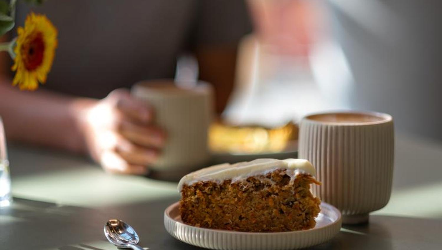 Detalj av kakestykke og kaffekopp