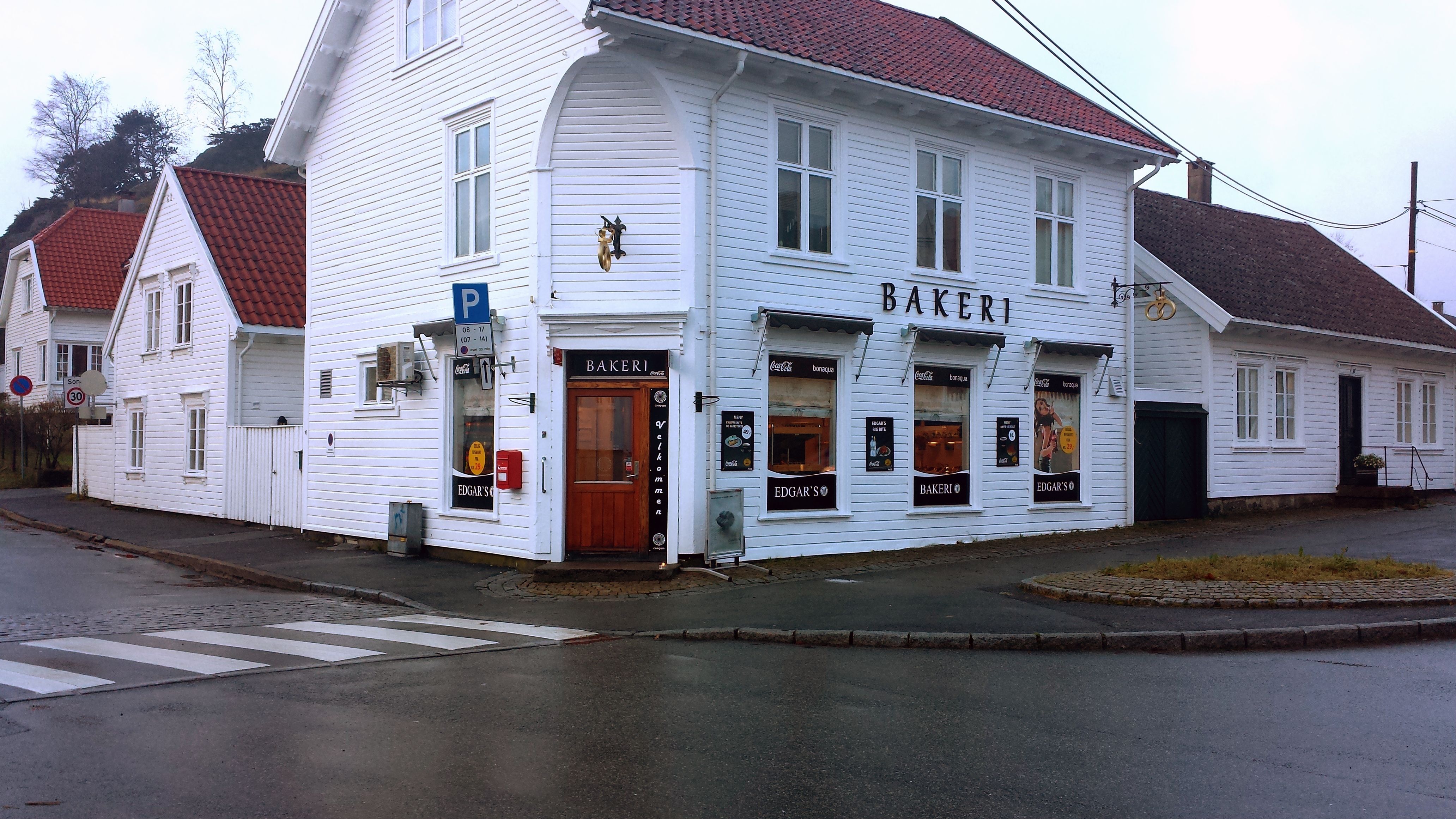 Edgar's Bakeri & Konditori – Malmø. The facade. A white building with the word "BAKERI" in black letters on the wall.
