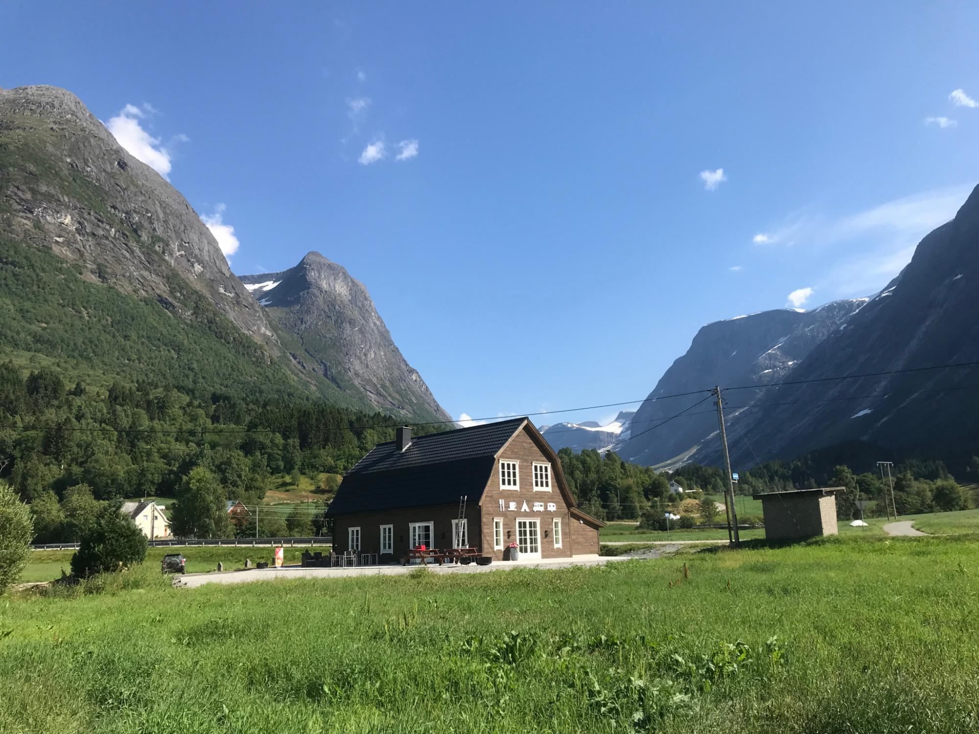 Grande Camping in Oppstryn is located by the beautiful Oppstrynsvatnet and is a great base for nature experiences in the Nordfjord region.