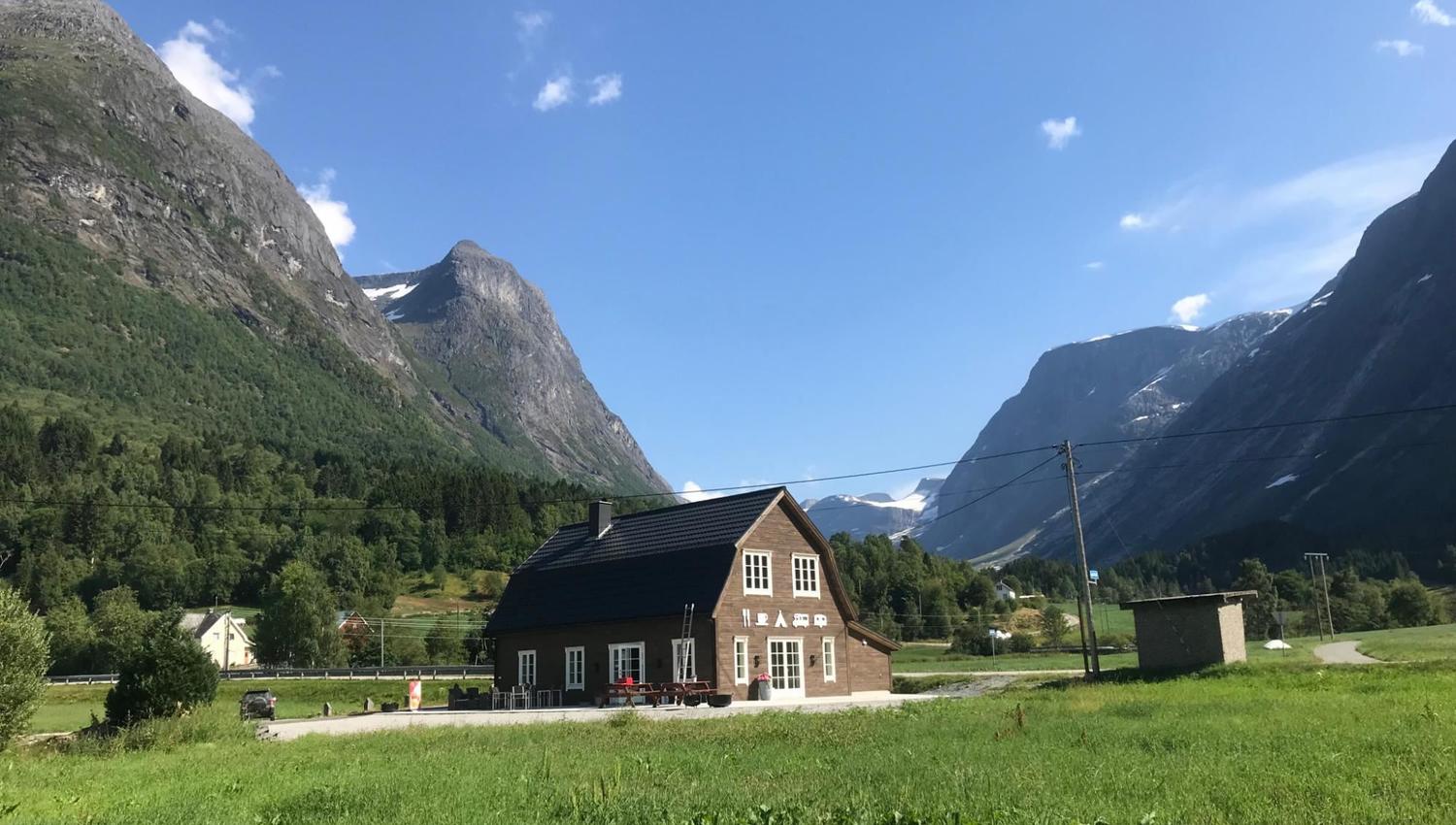 Grande Camping in Oppstryn is located by the beautiful Oppstrynsvatnet and is a great base for nature experiences in the Nordfjord region.