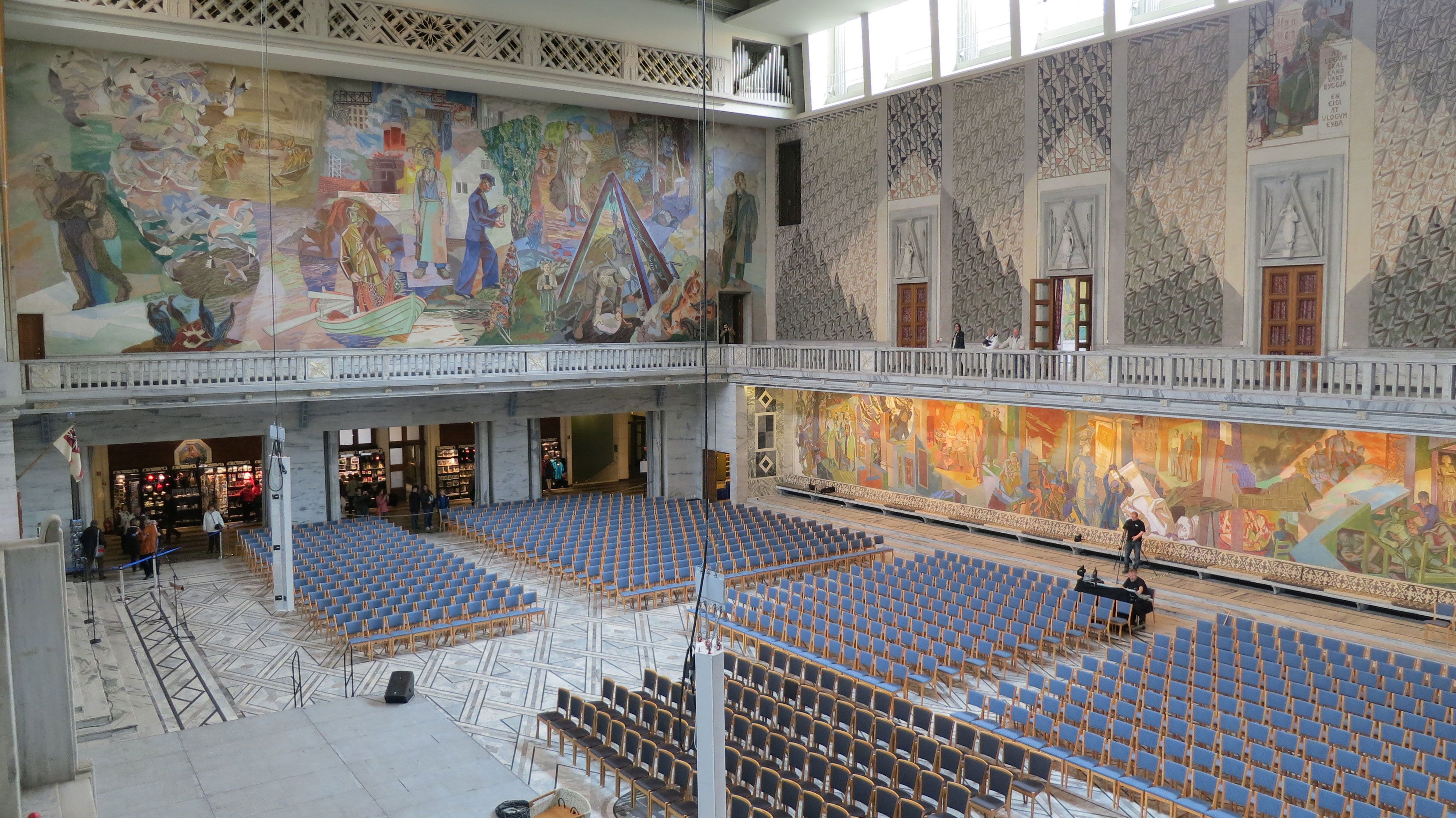 oslo rådhus klargjort til et arrangement med mange stoler rettet mot et podium