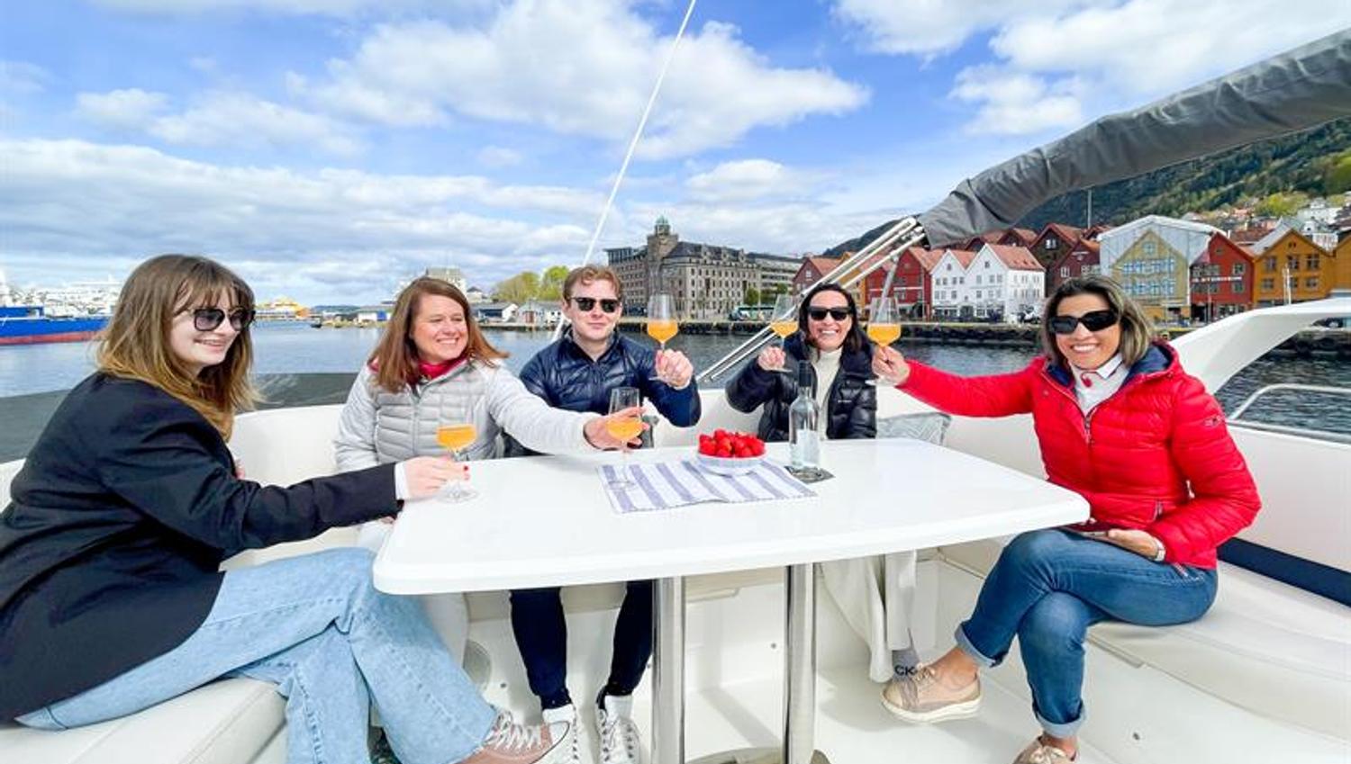 På vei ut av Vågen i Bergen