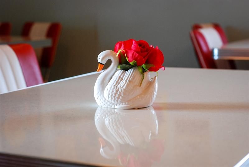 glassvane med rød rose