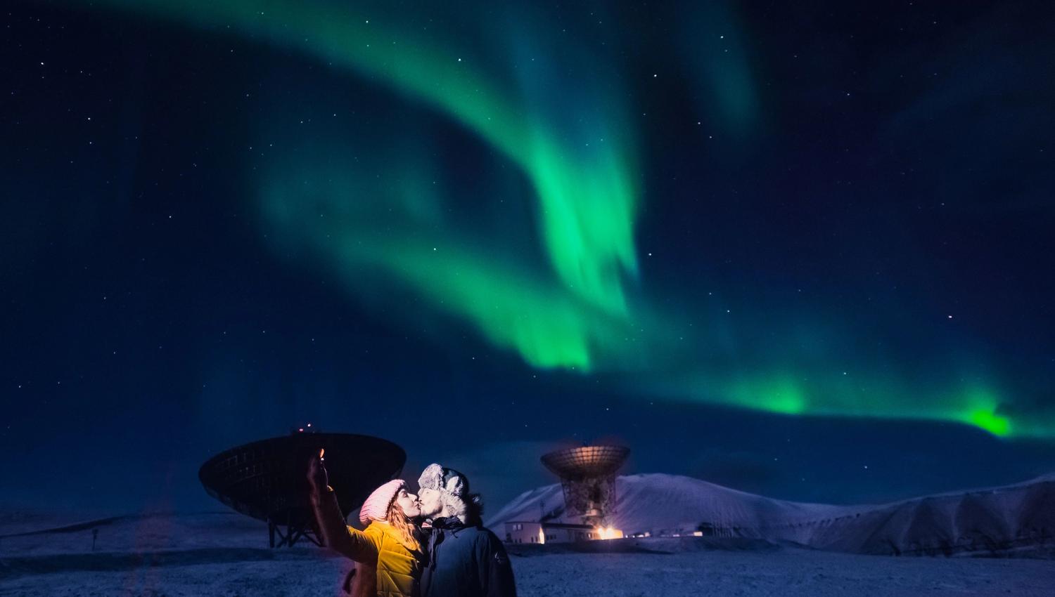 Par kysser under nordlyset