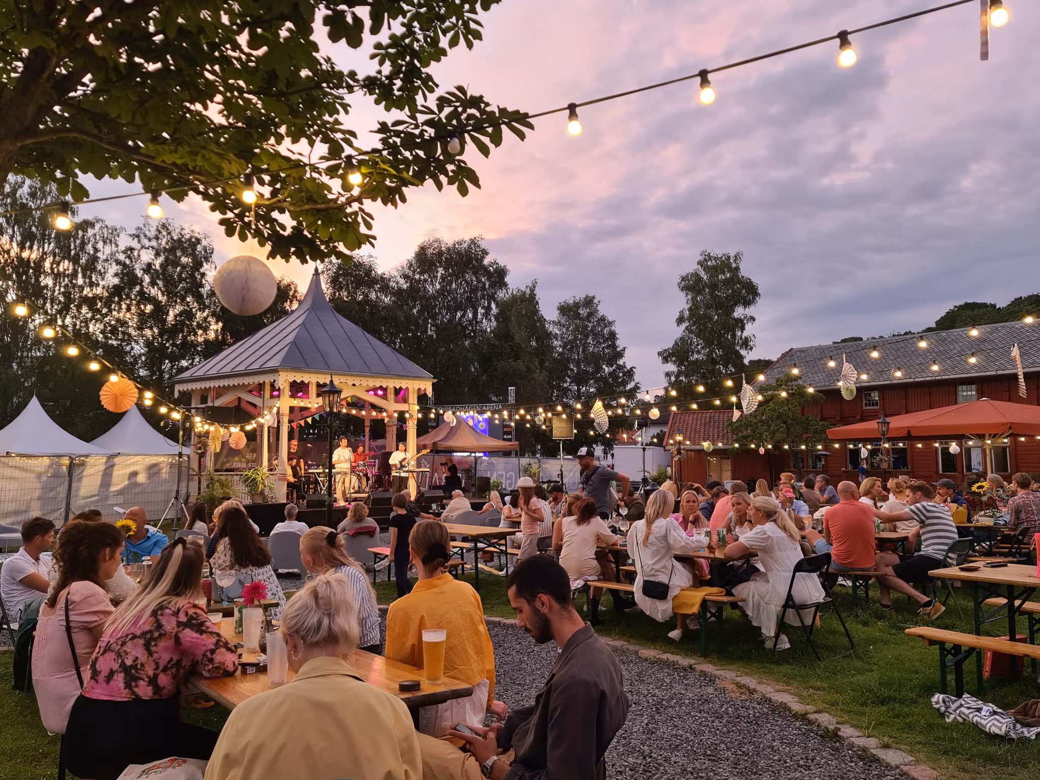 Atmospheric in the garden with a concert in the pavilion