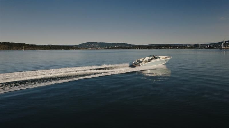 båt i fart på fjorden
