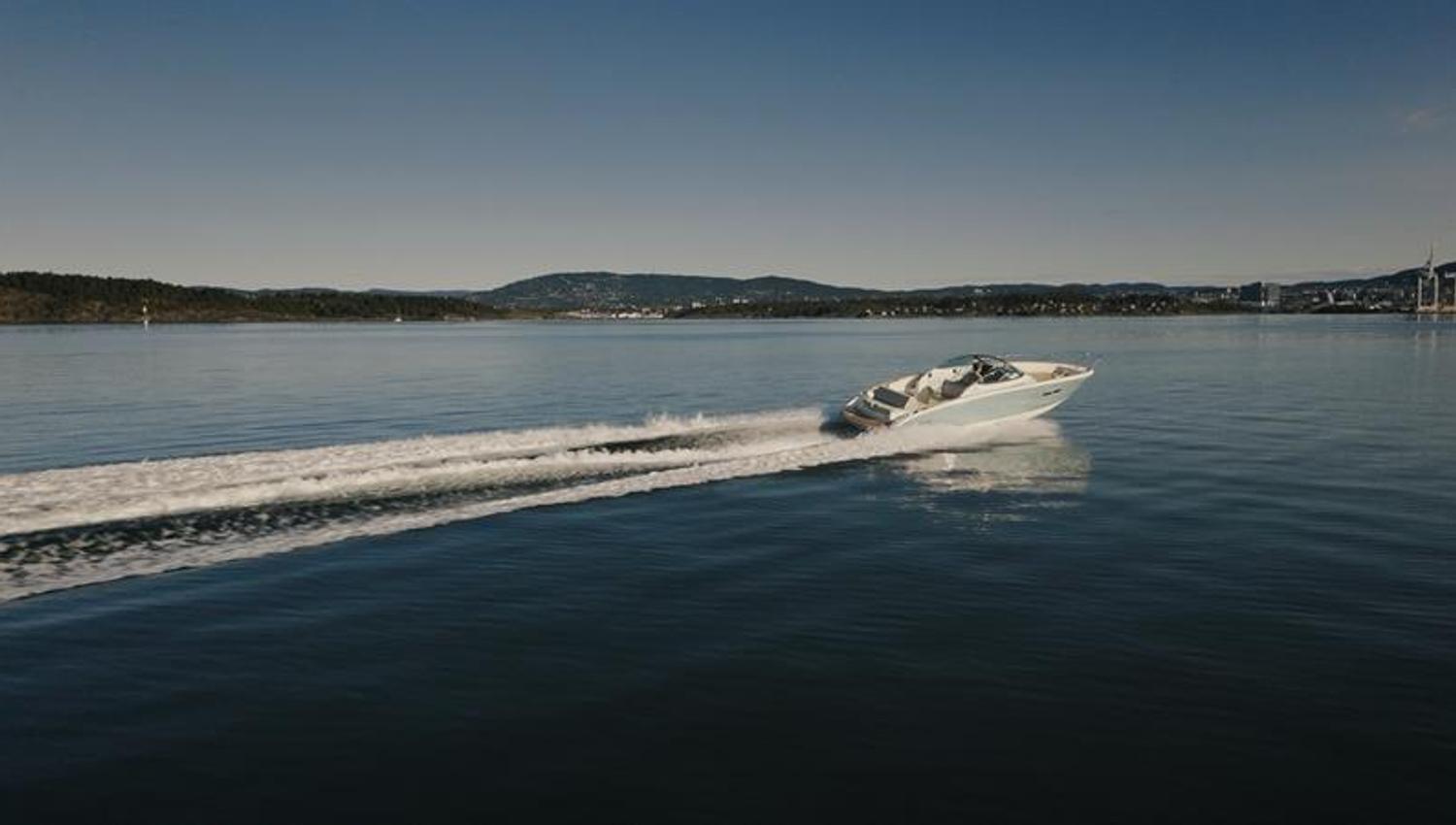 båt i fart på fjorden