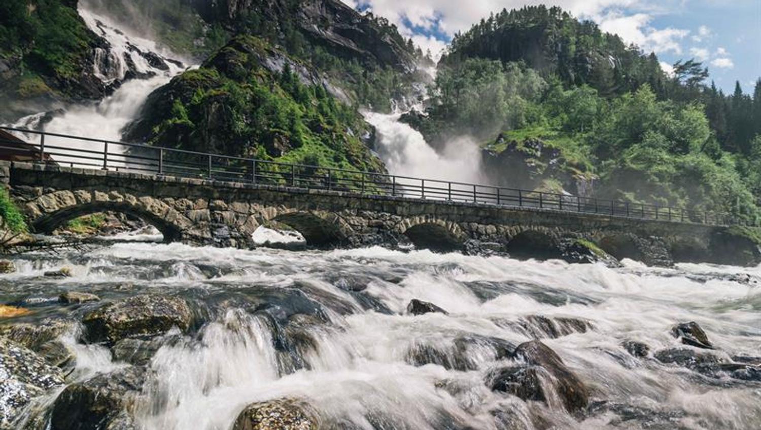 Oversiktsbilete av Låtefoss og brua i Ullensvang, Hardanger.