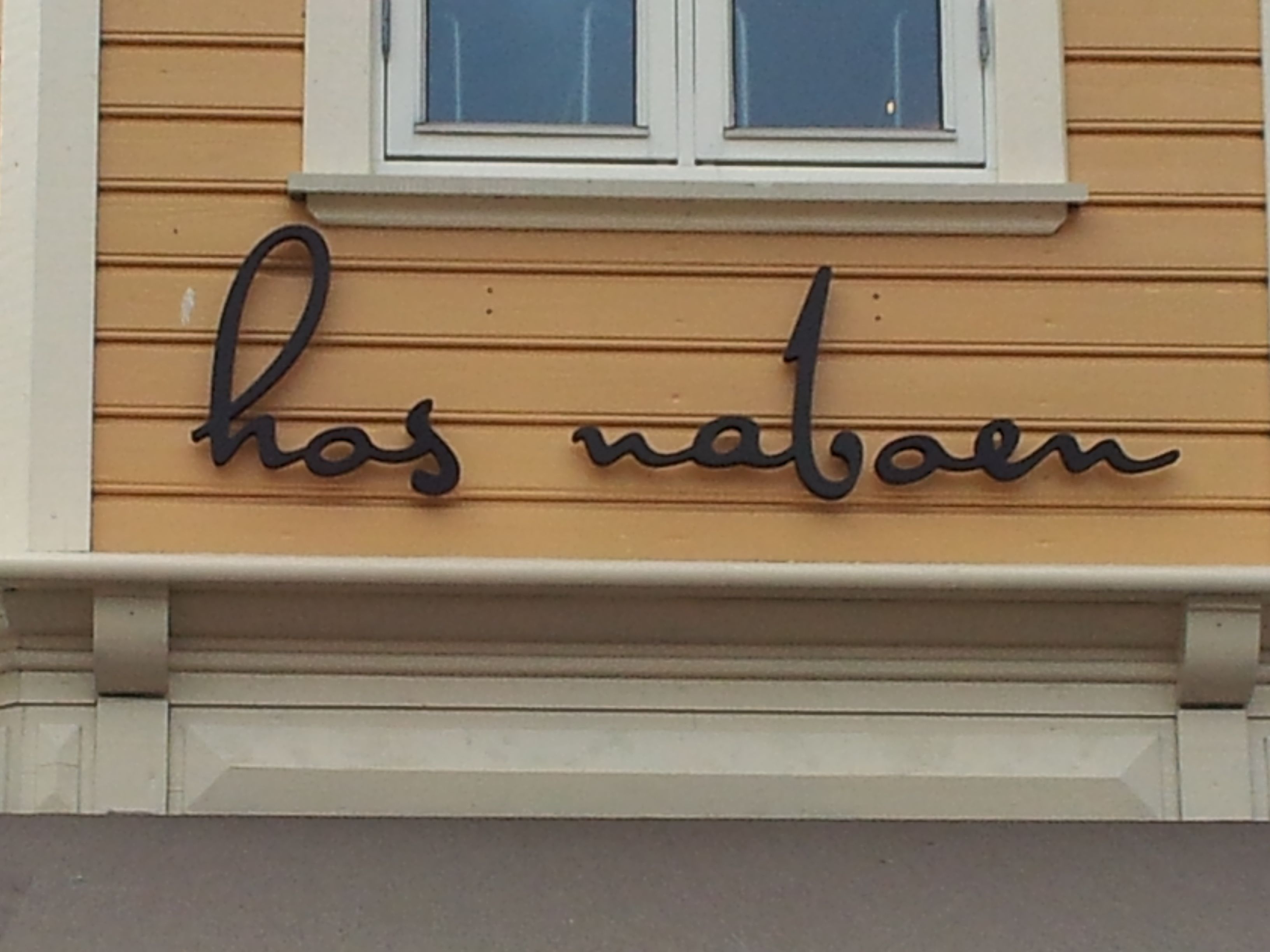 Hos naboen