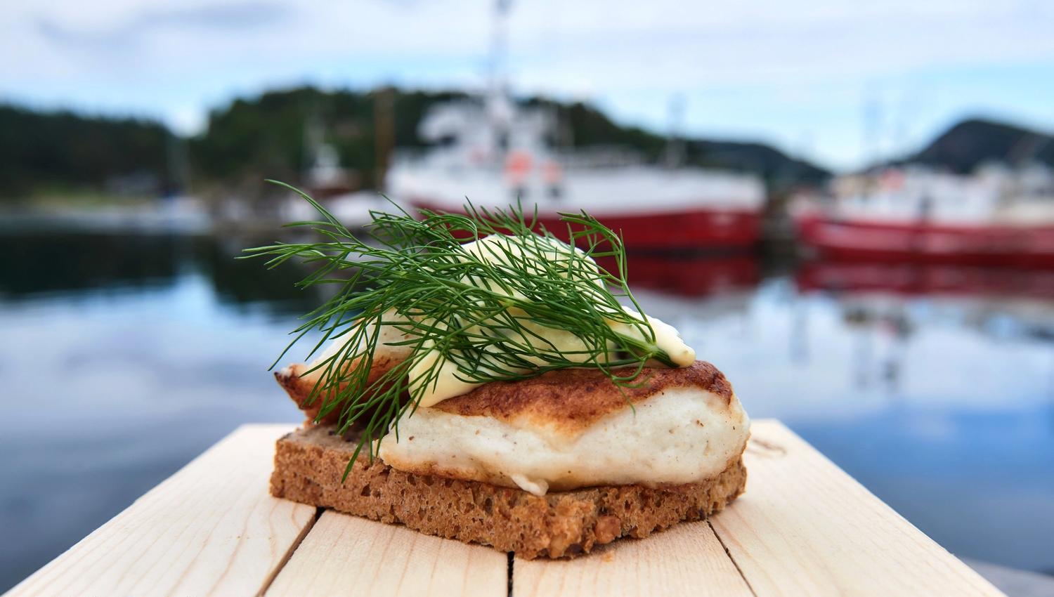 Fish cake with mayonnaise and dill on a slice of bread from Jentan på Båly