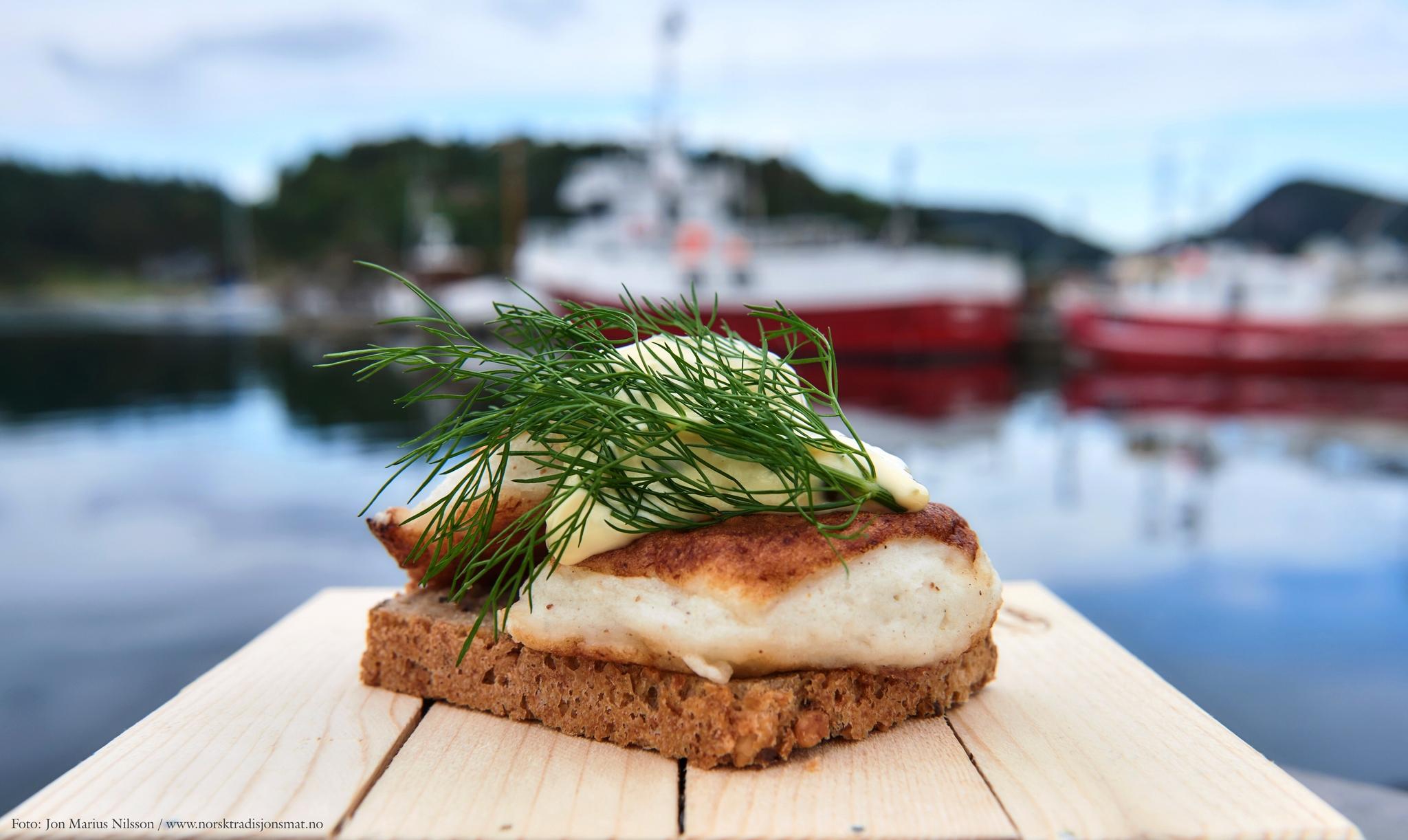 Fiskekake med majones og dill på skive fra Jentan på Båly