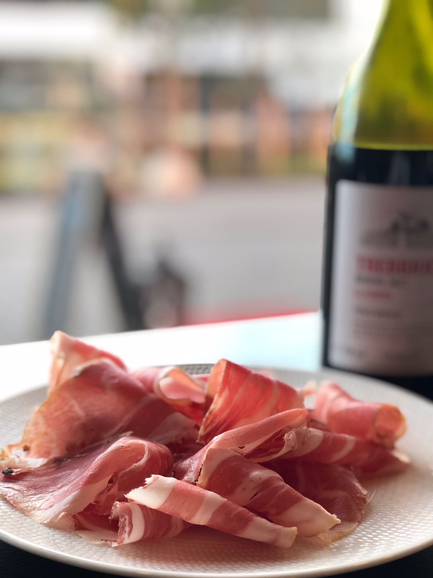 Serranoskinke med en flaske vin
