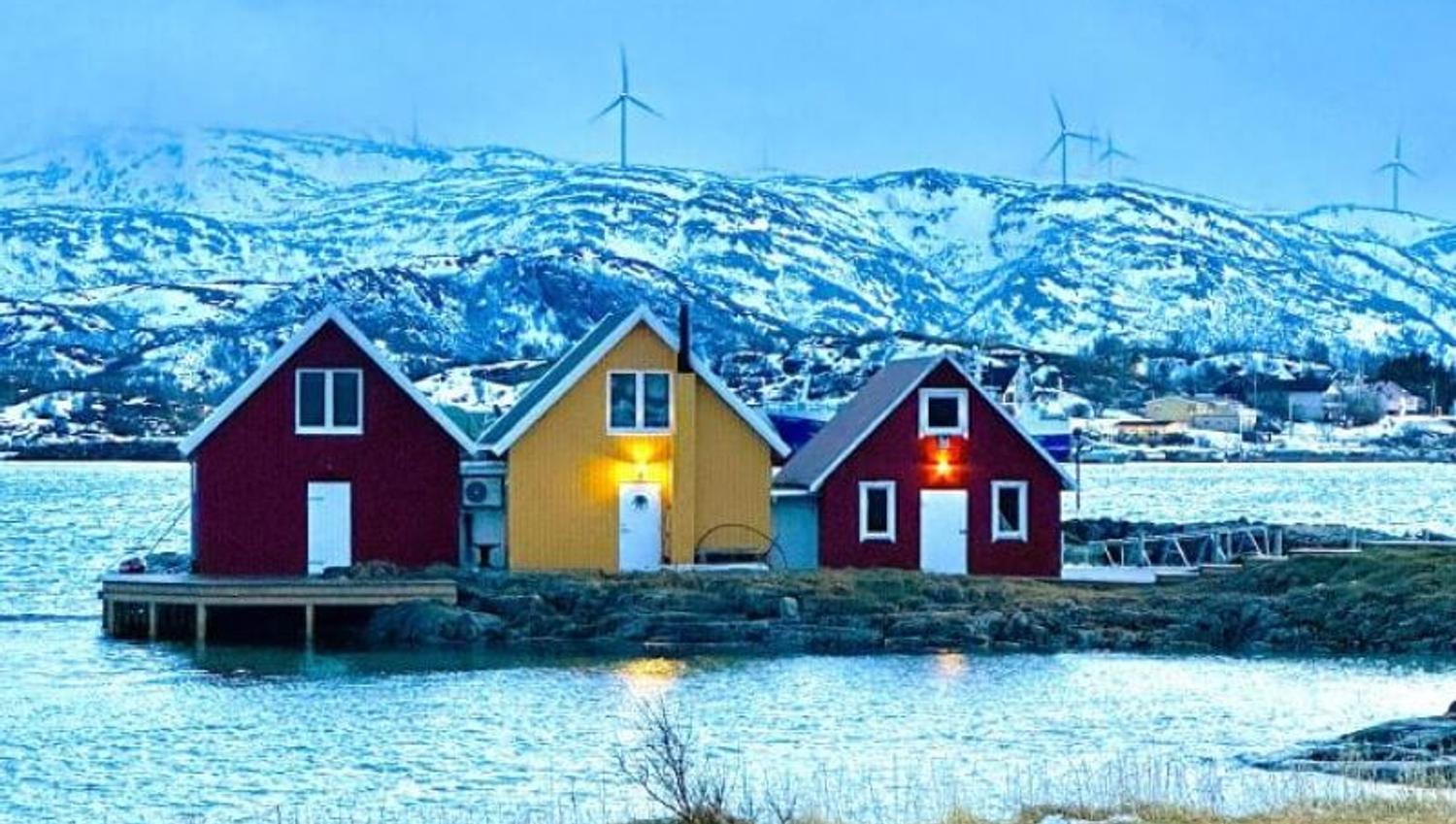 Traditional sea houses on the way to Sommarøy
