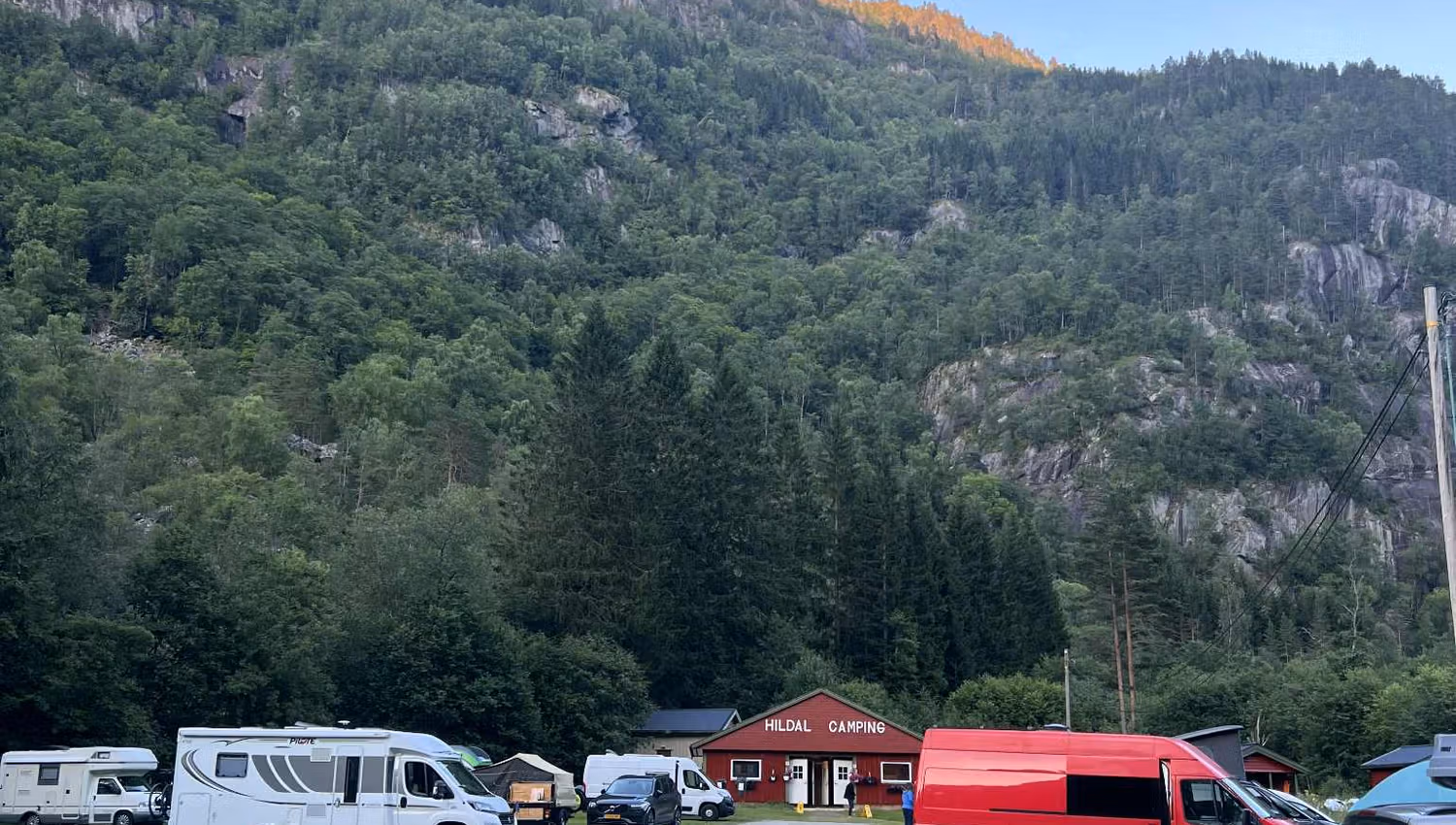 Morgenlicht auf dem Hildal Camping, das die Bergseite in Hardanger beleuchtet.