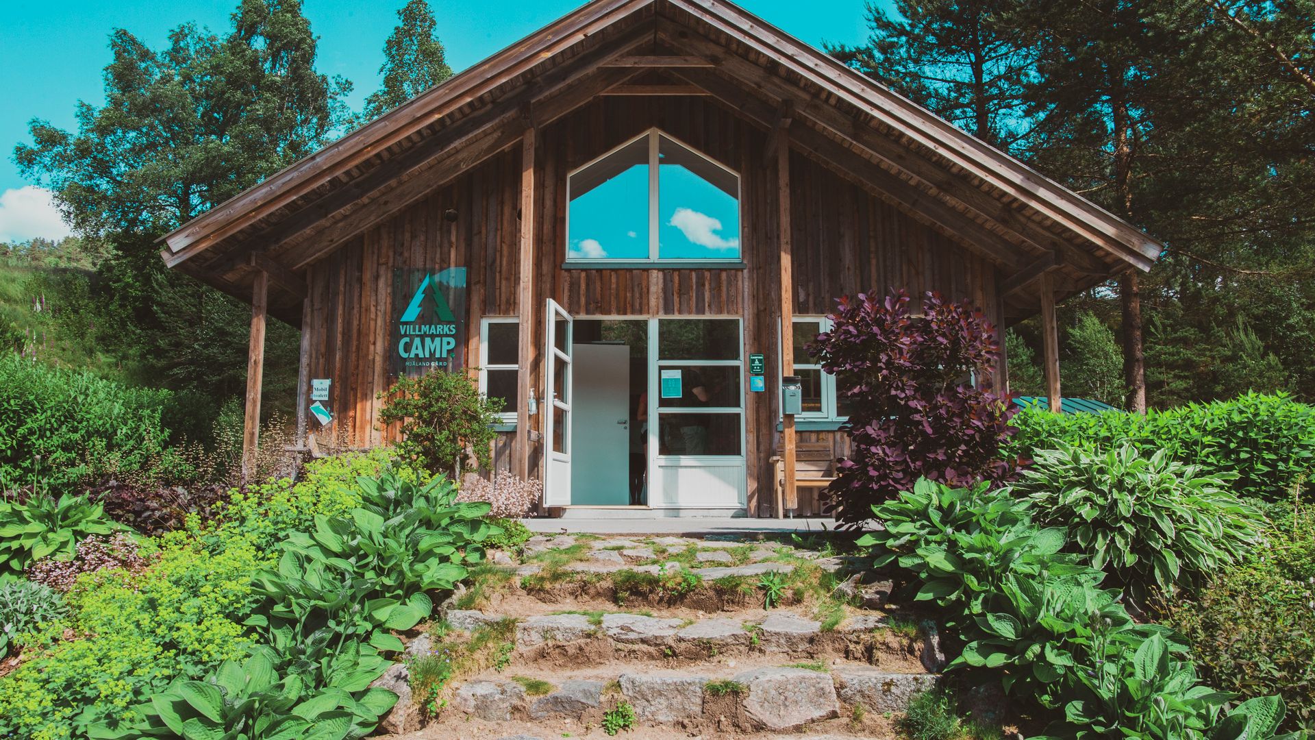 Facade of the service building at Villmarkscamp