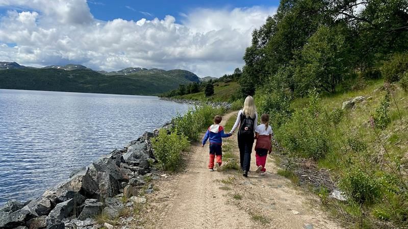 mother with child on a trip along lake Møsvatn