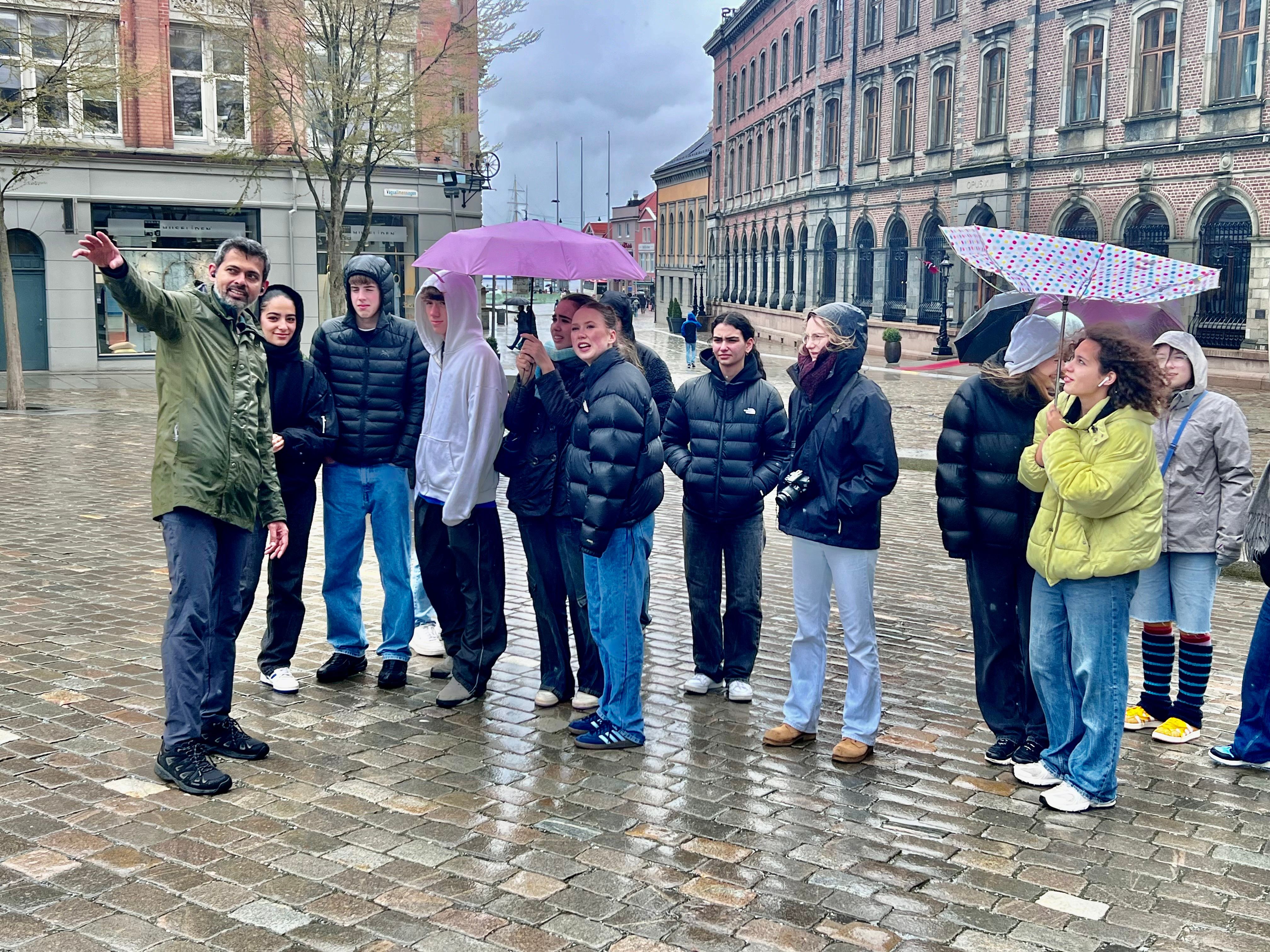 Young visitors listen to the strange tales of Bergen. Vågsallmenningen