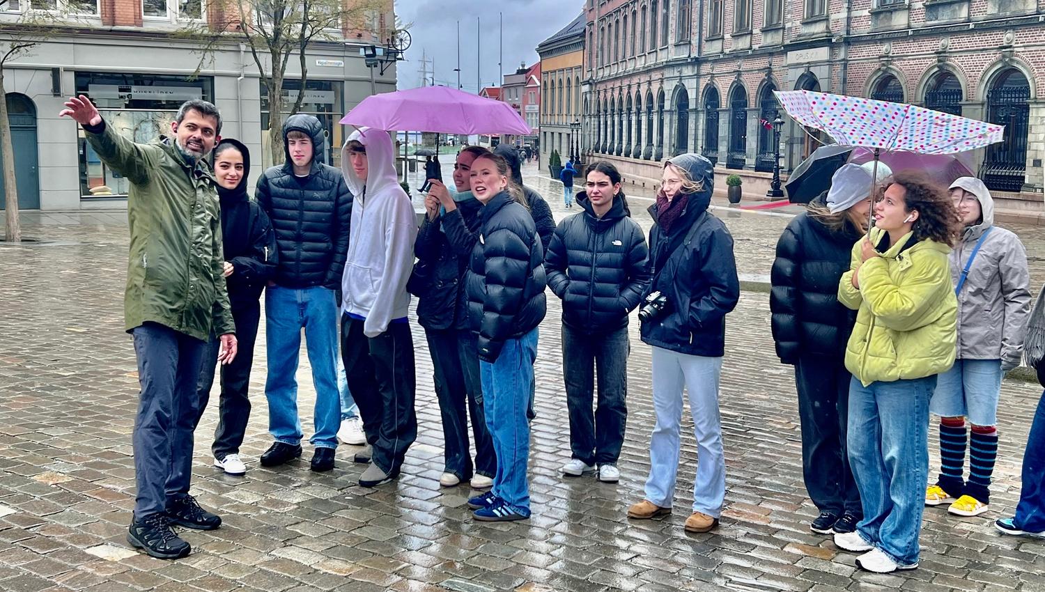 Young visitors listen to the strange tales of Bergen. Vågsallmenningen