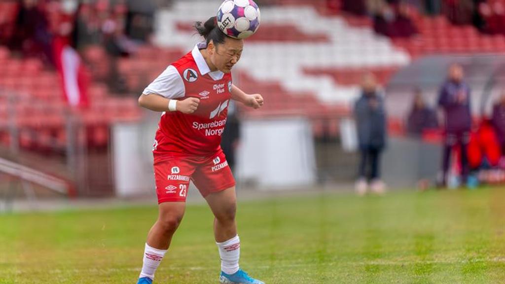 Bryne FK fotballspiller med ball på hode