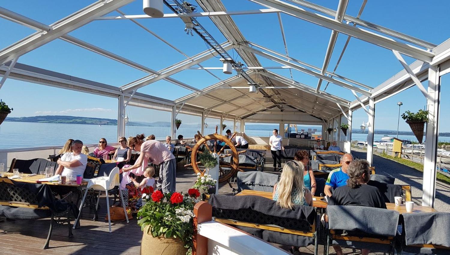 En solfull dal på Viken II i Evjua Strandpark
