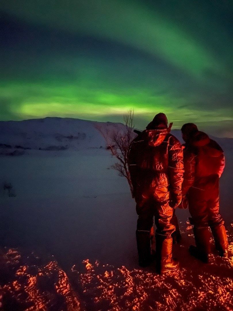 To personer ser på nordlyset 