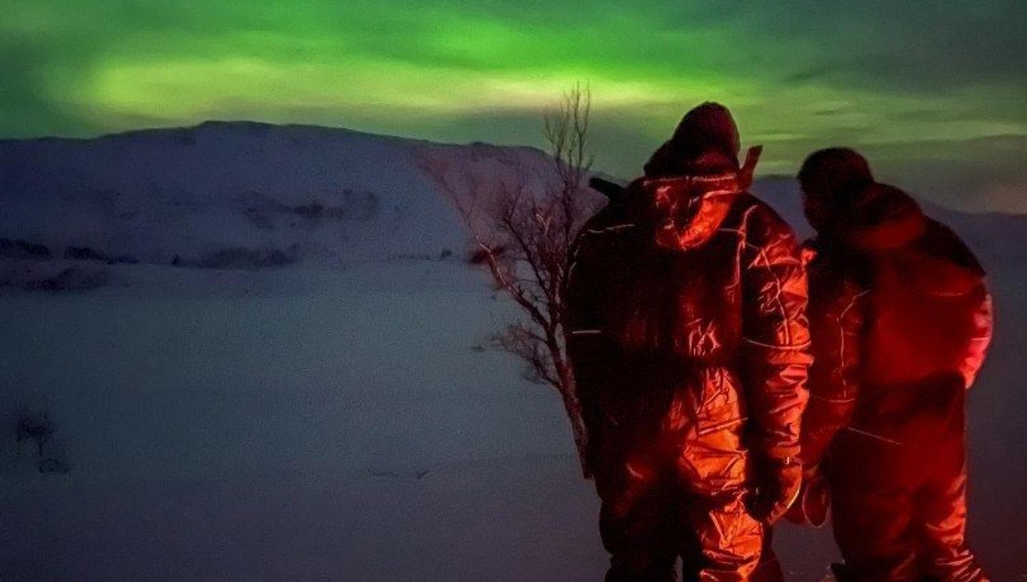 To personer ser på nordlyset