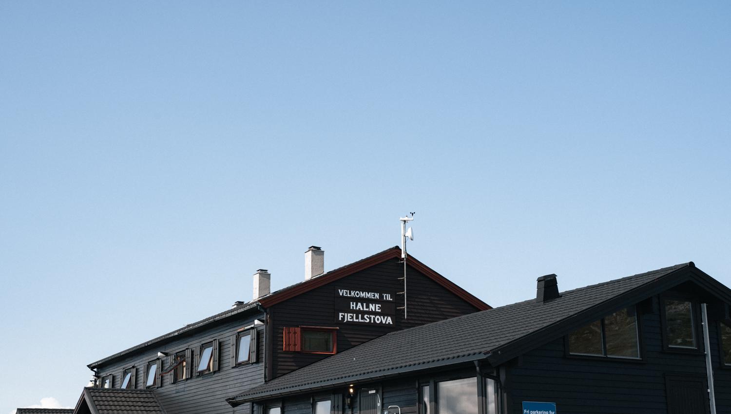 Halne mountain lodge seen from the outside.