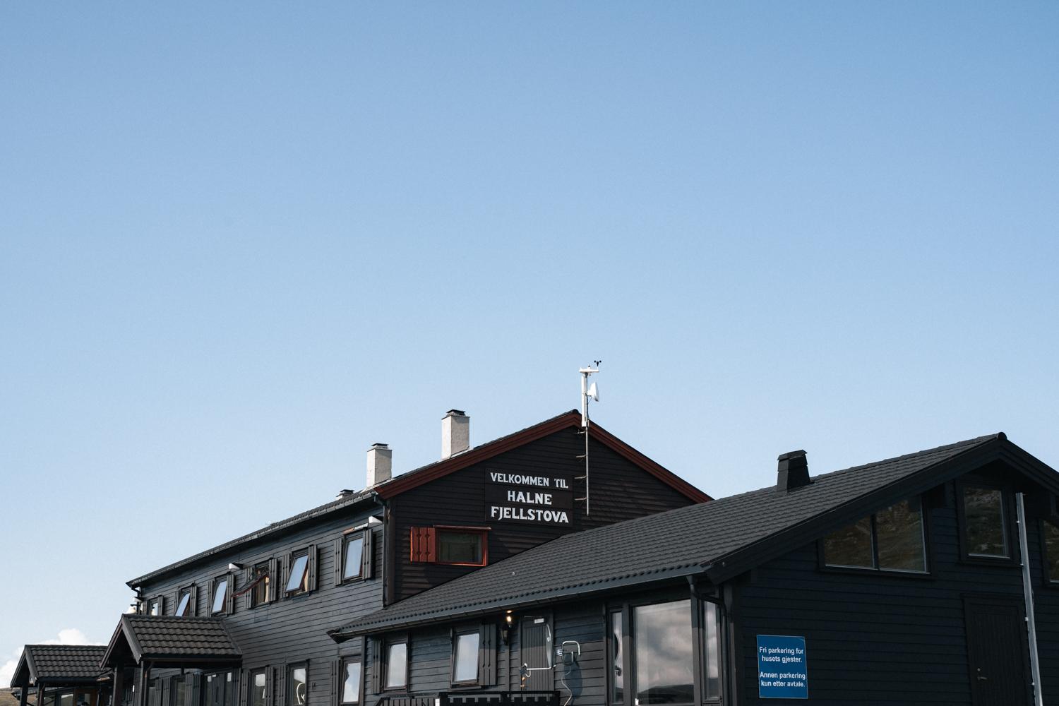 Halne mountain lodge seen from the outside.