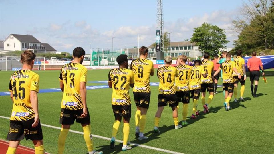 EIK fotballspillere på fotballbane