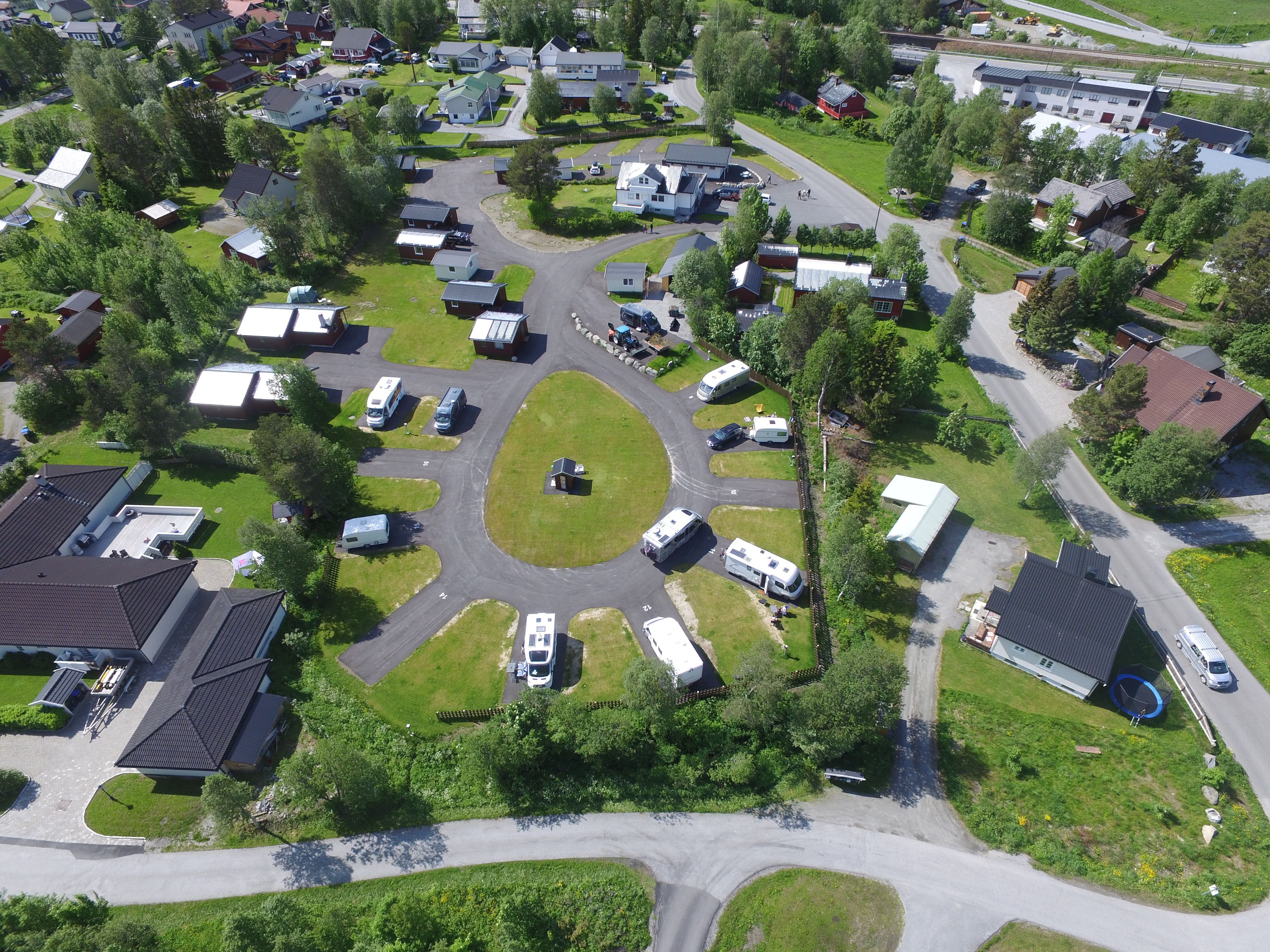 Oversikt bildet av camping området om sommeren med noen bobiler stående på plass